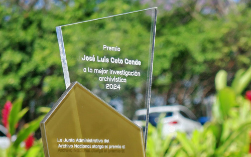 Foto de las placas de los premios de Archivística